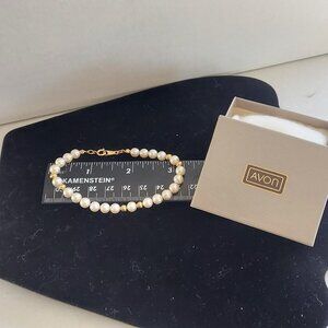 Vintage Avon Faux Pearl w/gold accent bracelet
